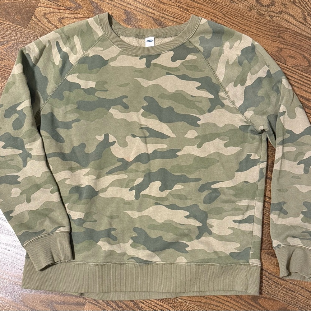 Women’s Old Navy Camo Crewneck. Size L